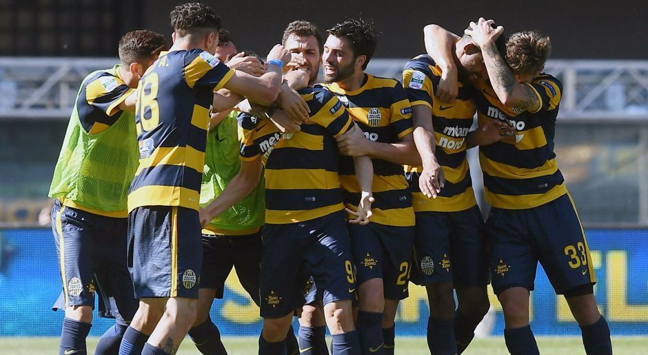 
                <strong>Italien: Hellas Verona</strong><br>
                Nachdem der frühere Bayern-Stürmer Luca Toni nach dem Abstieg aus der Serie A im Sommer 2016 seine Laufbahn beendet, schießen seine früheren Mannschaftskollegen Hellas Verona zum direkten Wiederaufstieg. Dabei reicht Hellas am letzten Spieltag der Serie B sogar ein torloses Remis gegen Cesena zur Rückkehr ins Oberhaus. Mit 74 Punkten nach 42 Spielen steigt der Meister von 1985 als Tabellen-Zweiter auf. Bester Torschütze ist Kapitän Giampaolo Pazzini mit 23 Treffern.
              