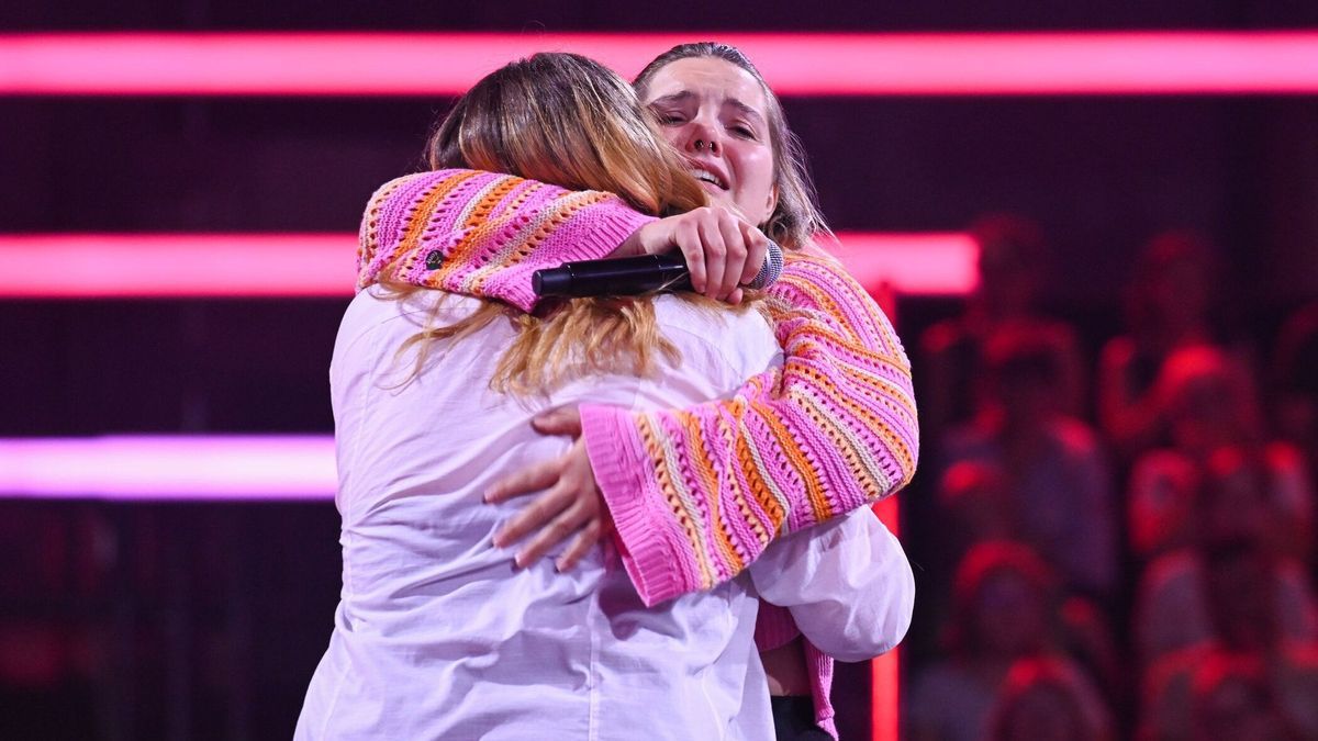 Johanna Löhr und Kristin Witte umarmen sich bei "The Voice of Germany" 2023