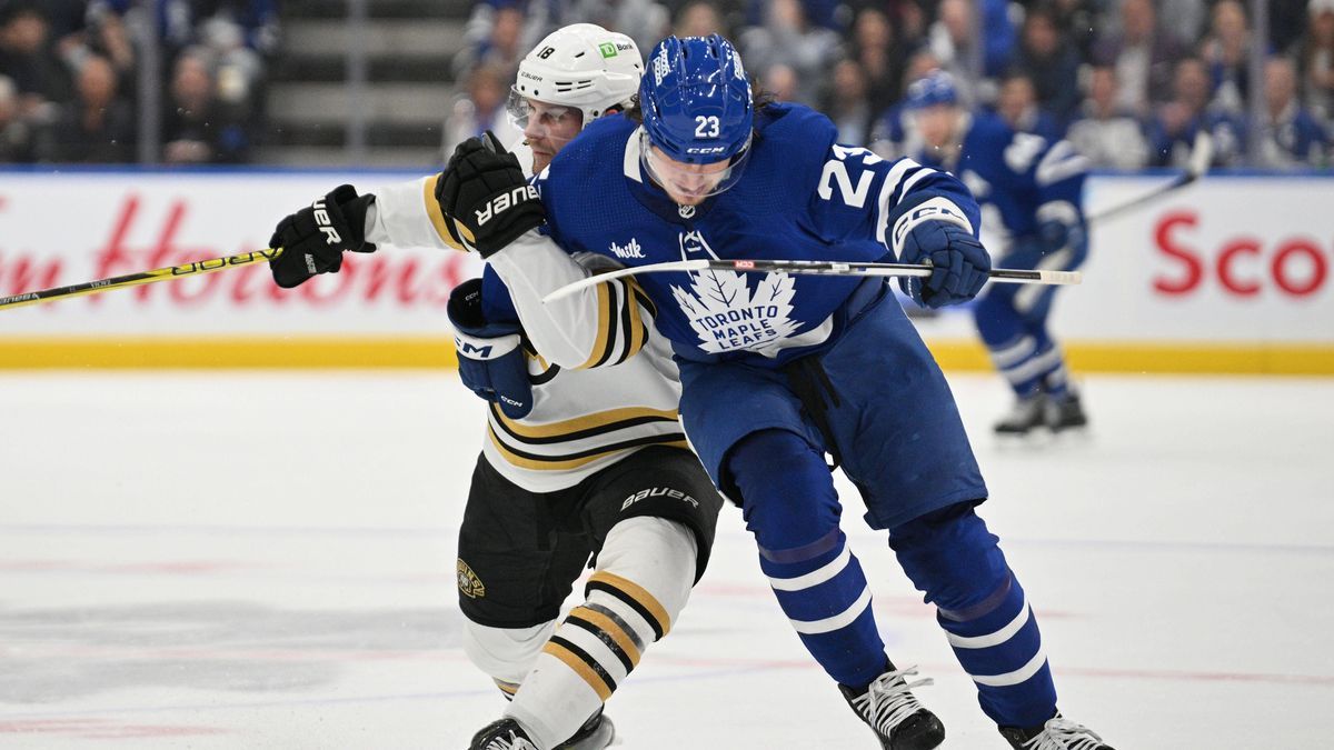 NHL, Eishockey Herren, USA Stanley Cup Playoffs-Boston Bruins at Toronto Maple Leafs May 2, 2024; Toronto, Ontario, CAN; Boston Bruins forward Pavel Zacha (18) grabs the arm of Toronto Maple Leafs ...