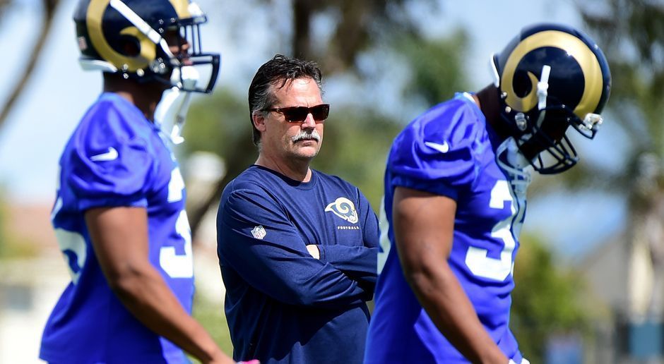 
                <strong>Mehr als einmal um den Erdball</strong><br>
                Kein Wunder, dass die von St. Louis nach Los Angeles umgezogene Franchise damit die meisten aller Kilometer in der NFL zurücklegt. Zumal auch noch zwei Auswärtsspiele an der Ostküste bei den Jets und den Patriots anstehen. Einfache Distanz von L.A. nach Foxboro bzw. New York: 4.169 bzw. 3.936 km. Damit sind die Rams Reise-Champ in der NFL.
              