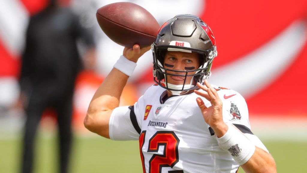 
                <strong>Top Fünf in Passing Yards und Touchdowns</strong><br>
                Trotz seiner 43 Jahre spielte Tom Brady eine herausragende Saison, das machte sich auch auf seinem Bankkonto bemerkbar. Zwei mal 662.500 Dollar sicherte sich Tom Brady mit seinen 40 Touchdowns (geteilter Platz 2 in der NFL) und seinen 4.633 Passing Yards (Platz 3). Dabei hätte der "GOAT" noch deutlich mehr Geld verdienen können. Hätte er in den Kategorien Passer Rating (Platz 9 unter Starting QBs), Completion Percentage (Platz 19 unter Starting QBs) und Yards per Attempt (Platz 11 unter Starting QBs) ebenfalls die Top 5 geschafft, wären es pro Kategorie weitere 662.500 Dollar geworden.
              