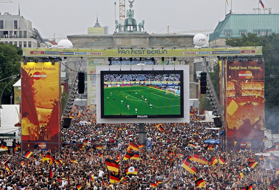 Tausende Zuschauende verfolgten 2006 auf der Fanmeile am Brandenburger Tor in Berlin das WM-Fußballspiel zwischen Deutschland und Argentinien. Der Deutsche Fußball-Bund ist im Sommermärchen-Prozess schuldig gesprochen.