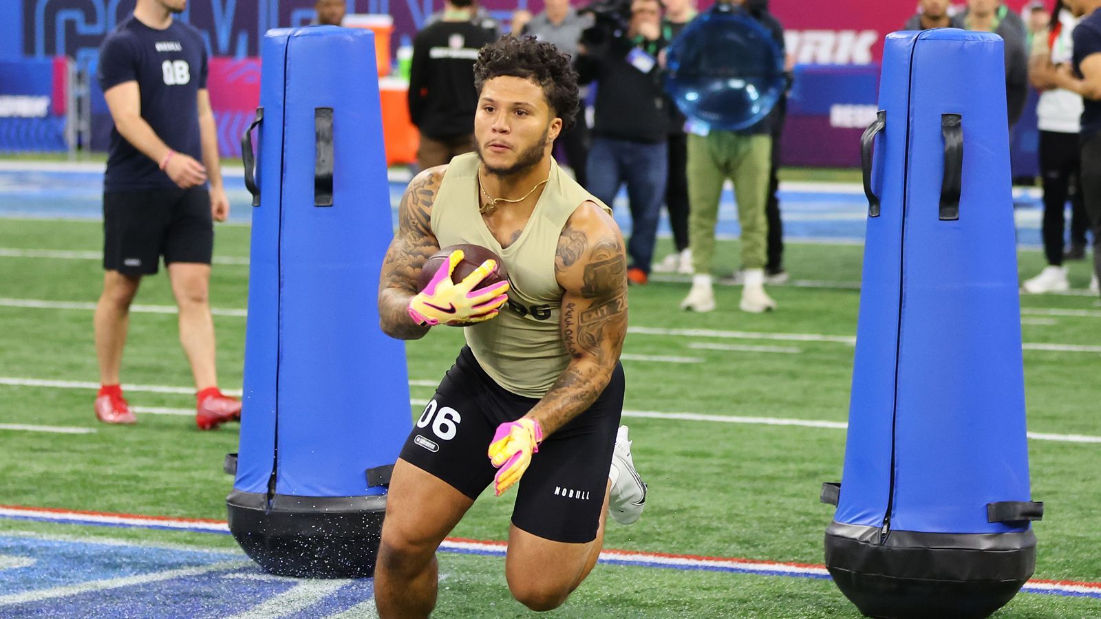 <strong>Blake Corum (Los Angeles Rams)</strong><br><em>College: Michigan<br>Position: Running Back<br>Draftpick: 83 (Runde 3)</em><br>Corum war an Position 83 erst der dritte Running Back, der gewählt wurde. Dabei wären zu diesem Zeitpunkt mindestens noch drei weitere sehr gut ausgebildete Ballträger für die Rams verfügbar gewesen.