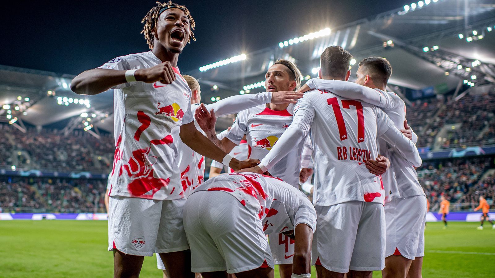 
                <strong>RB Leipzig</strong><br>
                RB Leipzig hat für das Champions-League-Achtelfinale bislang lediglich die Preise für den Gästeblock bekanntgegeben. Über 18 Euro für einen Stehplatz können sich Fans von Gegner Manchester City wahrlich nicht beklagen, zumal sie in ihrem eigenen Stadion deutlich höhere Preisklassen gewohnt sein dürften. Auch für den Leipziger Anhang kann dieser Richtwert als Hoffnungsschimmer wahrgenommen werden. Die Preisgestaltung für den Heimblock könnte somit fanfreundlich ausfallen.
              