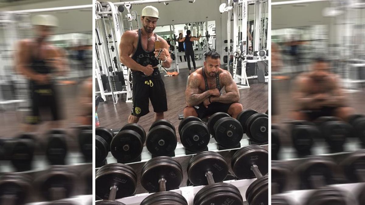Tim Wiese zeigt seine Muskeln