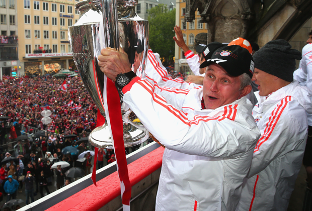 
                <strong>Jupp Heynckes (FC Bayern)</strong><br>
                In seiner zweiten Amtszeit beim FC Bayern holt Jupp Heynckes in der Saison 2012/13 das viel umjubelte Triple. Die Spielzeit davor ist nicht ganz so erfolgreich: In Meisterschaft und  Pokal landet der FCB hinter dem BVB und das "Finale dahoam" verliert man ebenfalls.
              