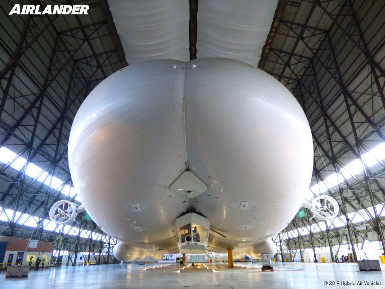 Zuhause: Das Luftschiff Airlander 10 steht in seinem Hangar im britischen Bedford, gut 40 Kilometer nördlich von London. In der Mitte befindet sich die Kommandobrücke. Auf Grund seiner Form hat sich der Airlander den wenig schmeichelhaften Spitznamen "fliegender Hintern" eingehandelt. 