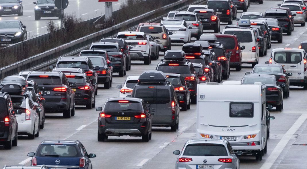 Autos stehen auf der Autobahn 8 in Fahrtrichtung München im Stau. Der ADAC erwartet vor dem Weihnachtswochenende Staus auf vielen Autobahnen und den Routen in die Winterurlaubsorte der Alpenländer.