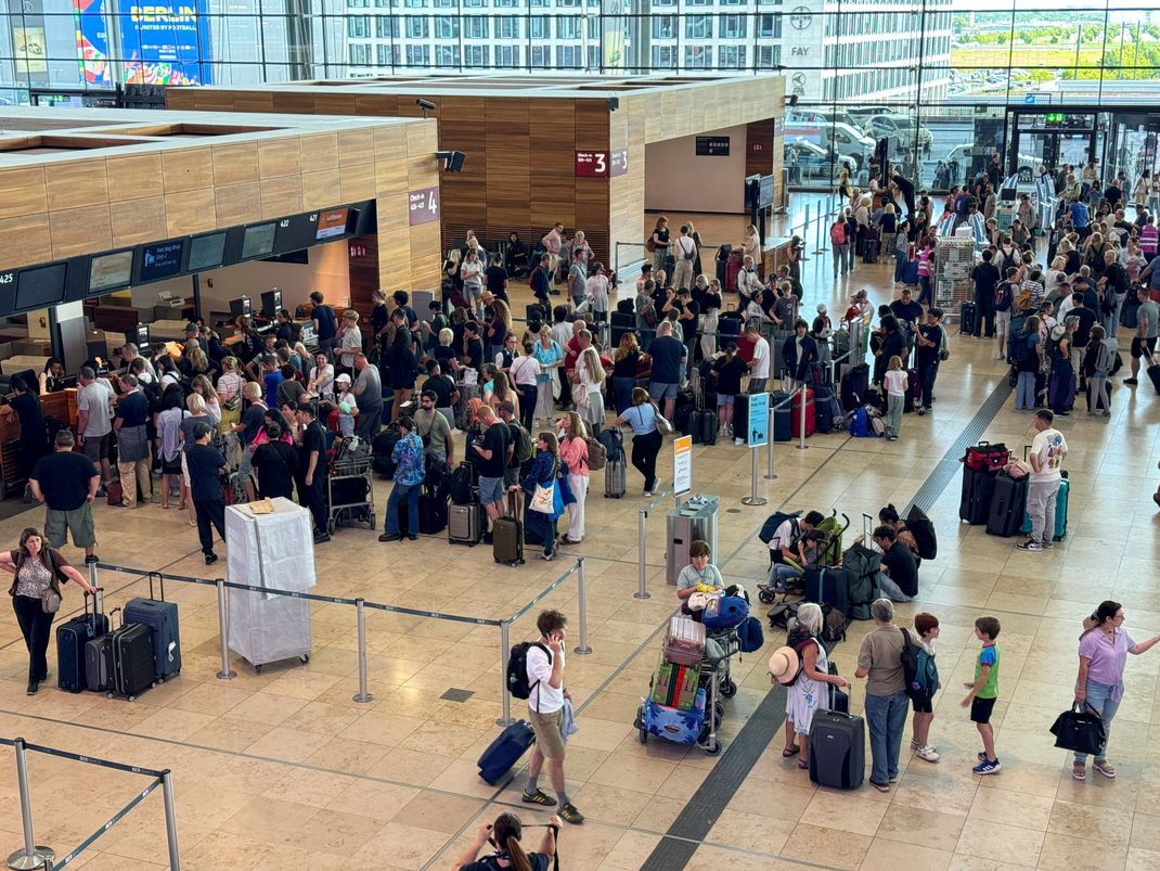 Am Flughafen Berlin-Brandenburg (BER) kommt es zu langen Wartezeiten.