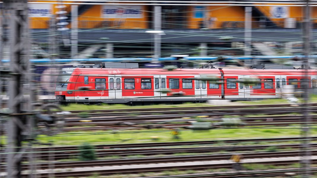 Eine S-Bahn fährt in den Münchner Hauptbahnhof ein. 