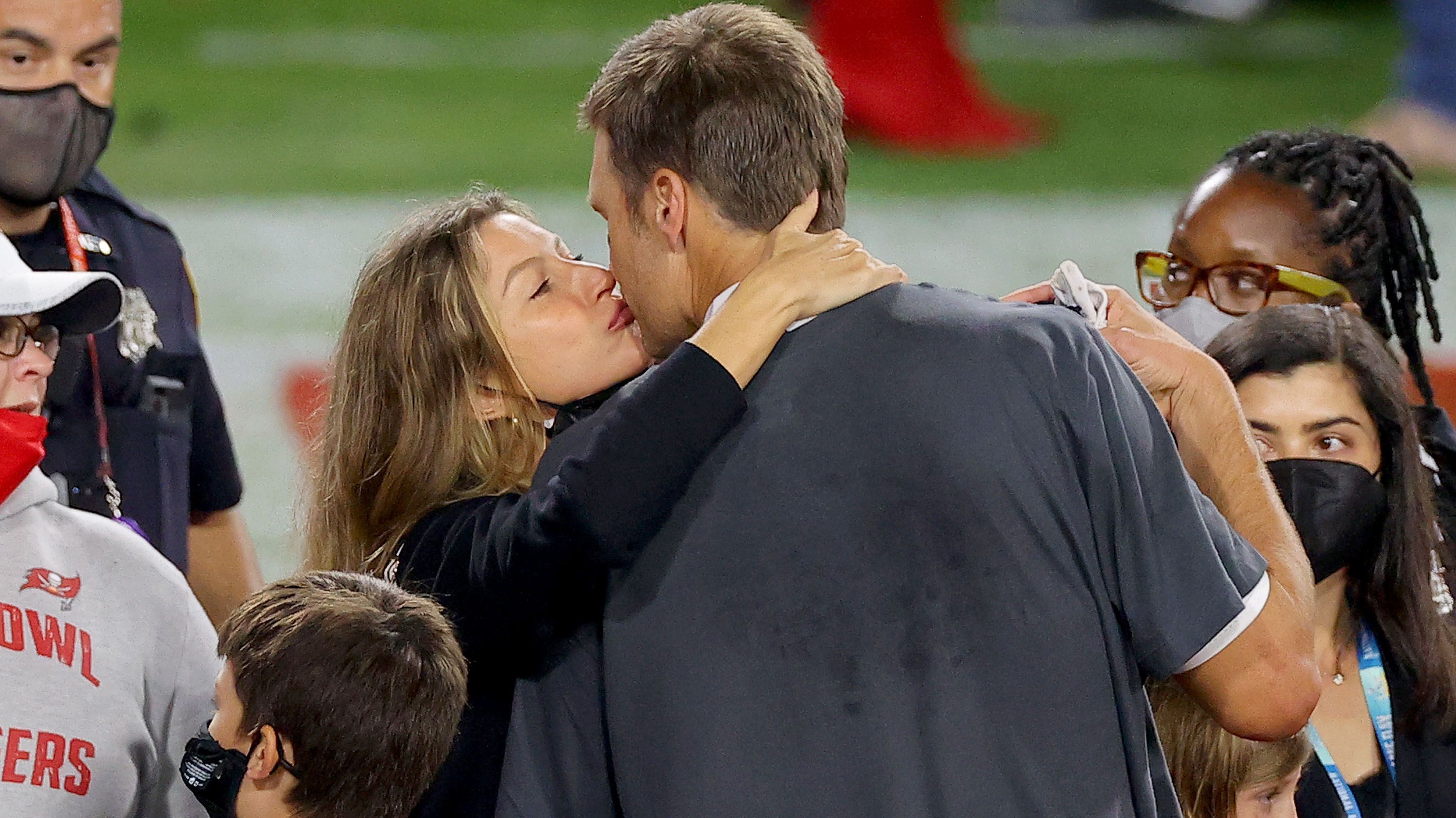 
                <strong>Ein Wellnesstag für Gisele organisieren</strong><br>
                Die Familie Brady musste in letzter Zeit einiges durchmachen. Der Umzug von Boston ins warme Florida dürfte Gisele gerade noch so gefallen haben, doch aufgrund der Corona-Situation blieb Brady in den letzten Tagen vor dem Super Bowl alleine im gemeinsamen Zuhause. Gisele musste mit den Kindern ausziehen. Als die Familie endlich wieder vereint war, kam der Herr im Haus auch noch sichtbar angeschlagen von der Party nach Hause. Deshalb hat sich Gisele auch mal etwas Erholung verdient. Tom, it's your turn!
              