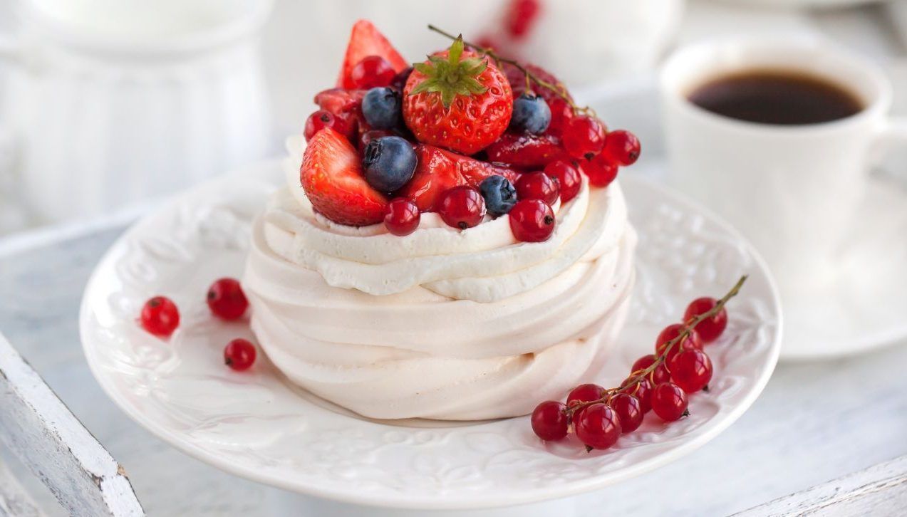 Die "Pavlova" ist nicht etwa Russlands Nationaldessert, wie der Name vermuten lässt, sondern wird traditionell in Australien verspeist. Es besteht aus einem Baiserboden, Sahne und frischen Früchten als Topping. Das Besondere: Zitronensaft in der Baiser-Masse sorgt dafür, dass die Pavlova außen knackig und innen weich ist. 