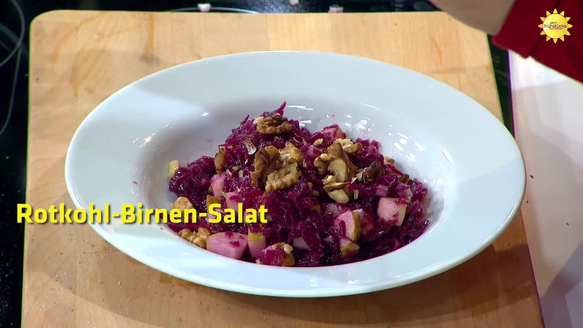 Rotkohl Birnen Salat mit Walnüssen