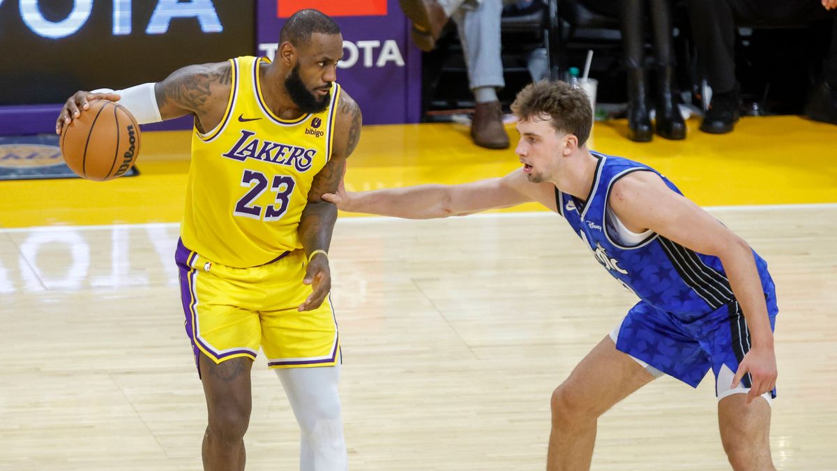 Sport Bilder des Tages October 30, 2023, Los Angeles, California, USA: Los Angeles Lakers LeBron James 23 is defended by Orlando Magic s Franz Wagner 22 during an NBA, Basketball Herren, USA basket...