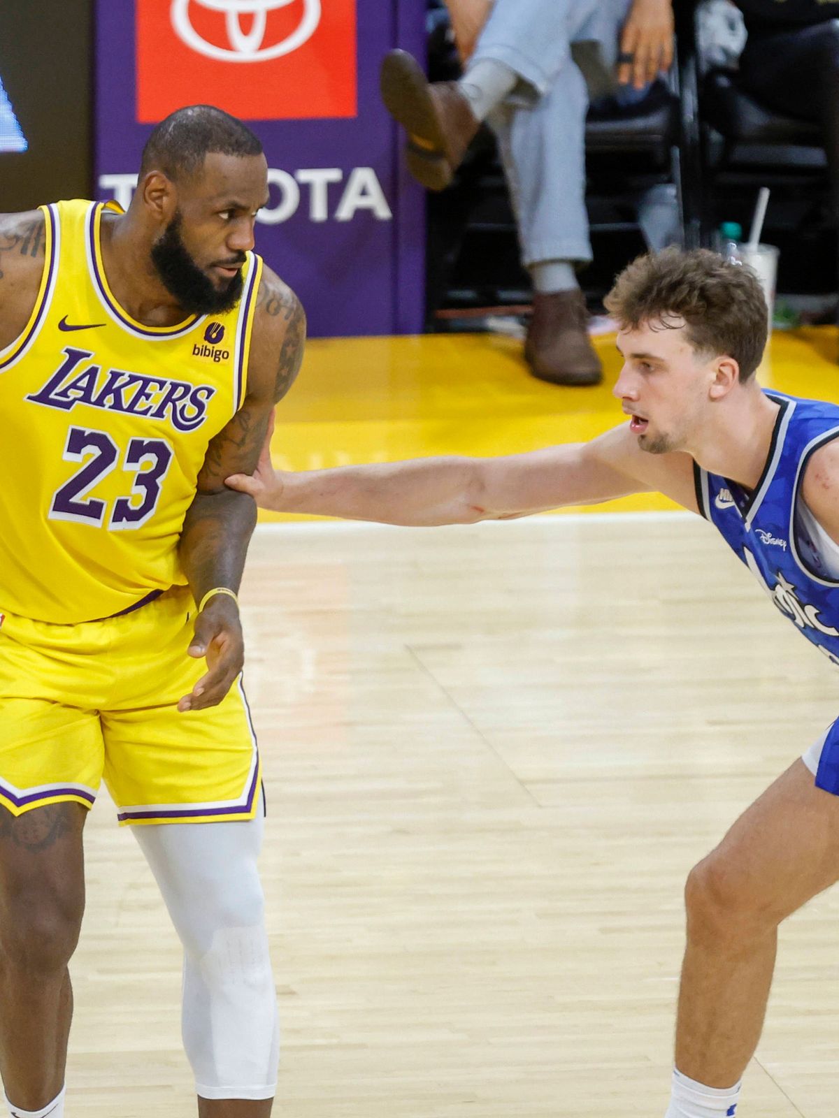 Sport Bilder des Tages October 30, 2023, Los Angeles, California, USA: Los Angeles Lakers LeBron James 23 is defended by Orlando Magic s Franz Wagner 22 during an NBA, Basketball Herren, USA basket...