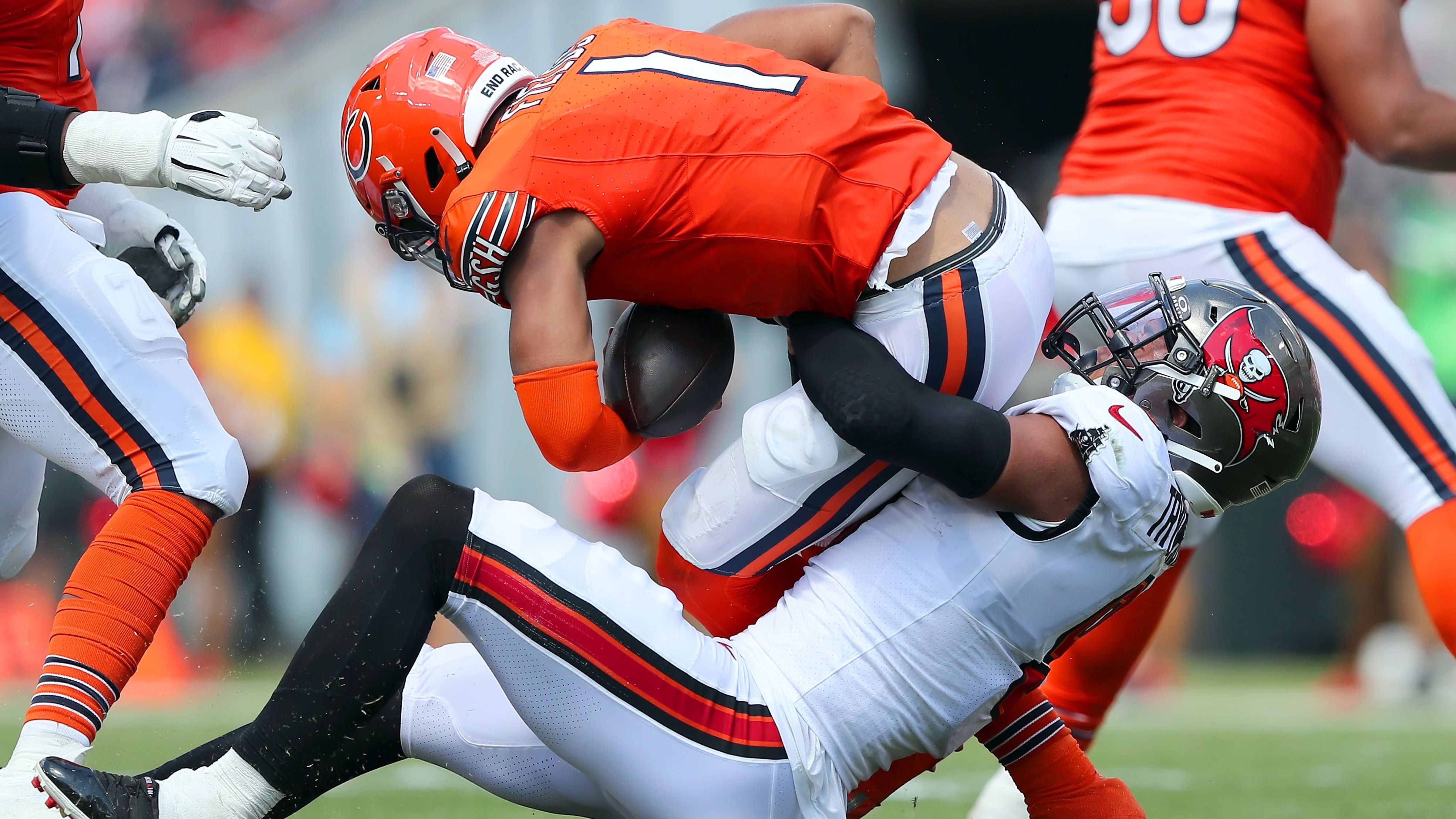 <strong>Verlierer: Justin Fields (Chicago Bears)</strong><br>Allerdings scheint es so, als würde Fields stagnieren. Seine Bewegung in der Pocket ist noch schwach, dadurch passieren viele Sacks, Fumbles und Interceptions. So auch beim 17:27 bei den Tampa Bay Buccaneers. Auf der Pressekonferenz danach kritisierte er gar Offensive Coordinator Luke Getsy. Ist Justin Fields die Lösung? Argumente sammelte er in Woche 2 keine.