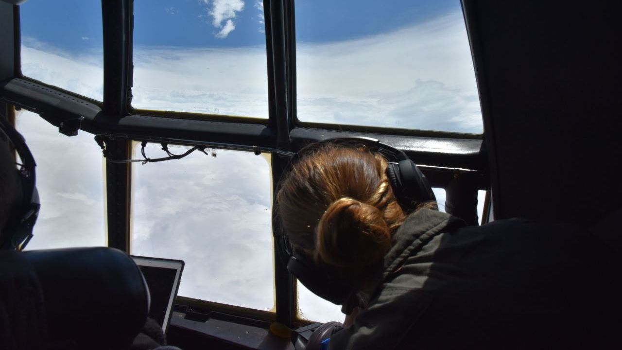 So sieht das Auge eines Hurrikans aus dem Cockpit aus.