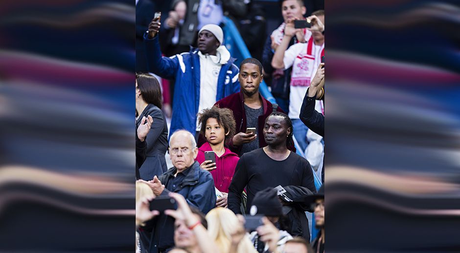 
                <strong>Leroy Sane</strong><br>
                Leroy Sanes Familie konnte die Kunststücke des Schalke-Talents bislang zwar noch nicht bei der Europameisterschaft bewundern, dennoch feuern sie die Nationalmannschaft von der Tribüne aus an.
              