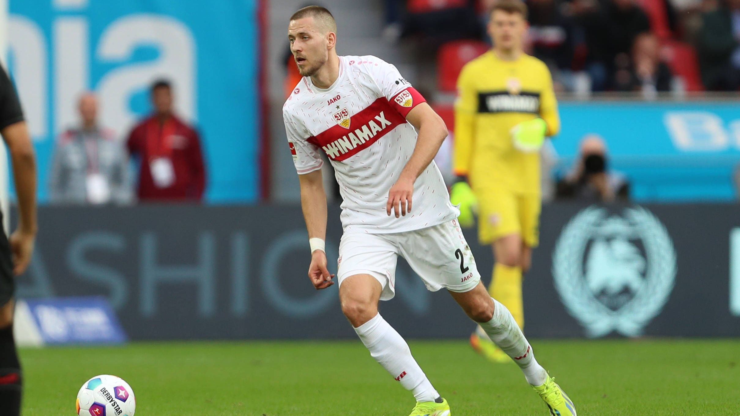 <strong>Waldemar Anton (VfB Stuttgart)</strong><br>Mit einer starken Saison hat sich Waldemar Anton in den Fokus gespielt. Laut der "Sport Bild" zieht der BVB einen Transfer auch unabhängig von Mats Hummels' Entscheidung bezüglich eines Karriereendes in Betracht. Antons Ausstiegsklausel beim VfB, an den der Innenverteidiger noch bis 2027 gebunden ist, soll bei 22,5 Millionen Euro liegen.