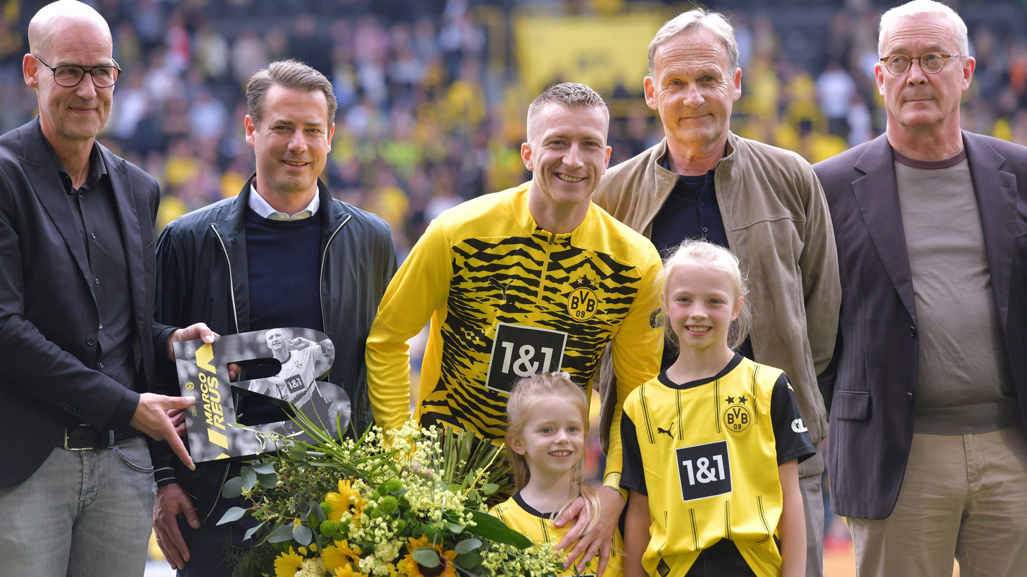 <strong>Marco Reus (Borussia Dortmund)</strong><br>Geboren in Dortmund, ausgebildet beim BVB, seit 2012 wieder im Klub, jahrelang Kapitän - Marco Reus ist eine Legende der schwarz-gelben Borussia. Entsprechend mit großen Gesten wurde der 34-Jährige vor seinem letzten Spiel im Signal Iduna Park gegen Darmstadt verabschiedet, unter anderem mit einem Blumenstrauß und einem großen Portrait.