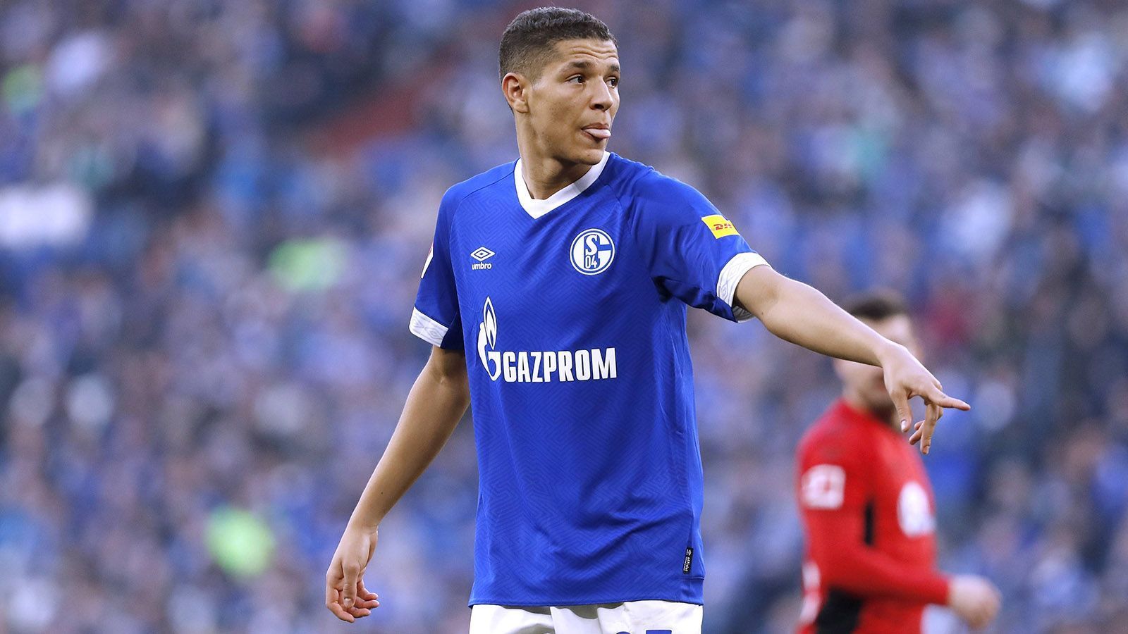 
                <strong>Amine Harit</strong><br>
                Amine Harit war eine der großen Entdeckungen der vergangenen Saison und trug einen großen Teil zur Vizemeisterschaft bei. In der neuen Spielzeit steckt er allerdings in einem Formtief und sorgt auch außerhalb des Platzes für Schlagzeilen. Zu Beginn der Saison war er beispielsweise in einen Autounfall verwickelt. Tedesco hätte Harit wohl schon im Winter gehen lassen. Damals legte jedoch Schneiders Vorgänger Christian Heidel sein Veto ein. Ein Wechsel des Marokkaners könnte den Königsblauen wichtige Transfereinnahmen von bis zu 20 Millionen Euro bringen.
              