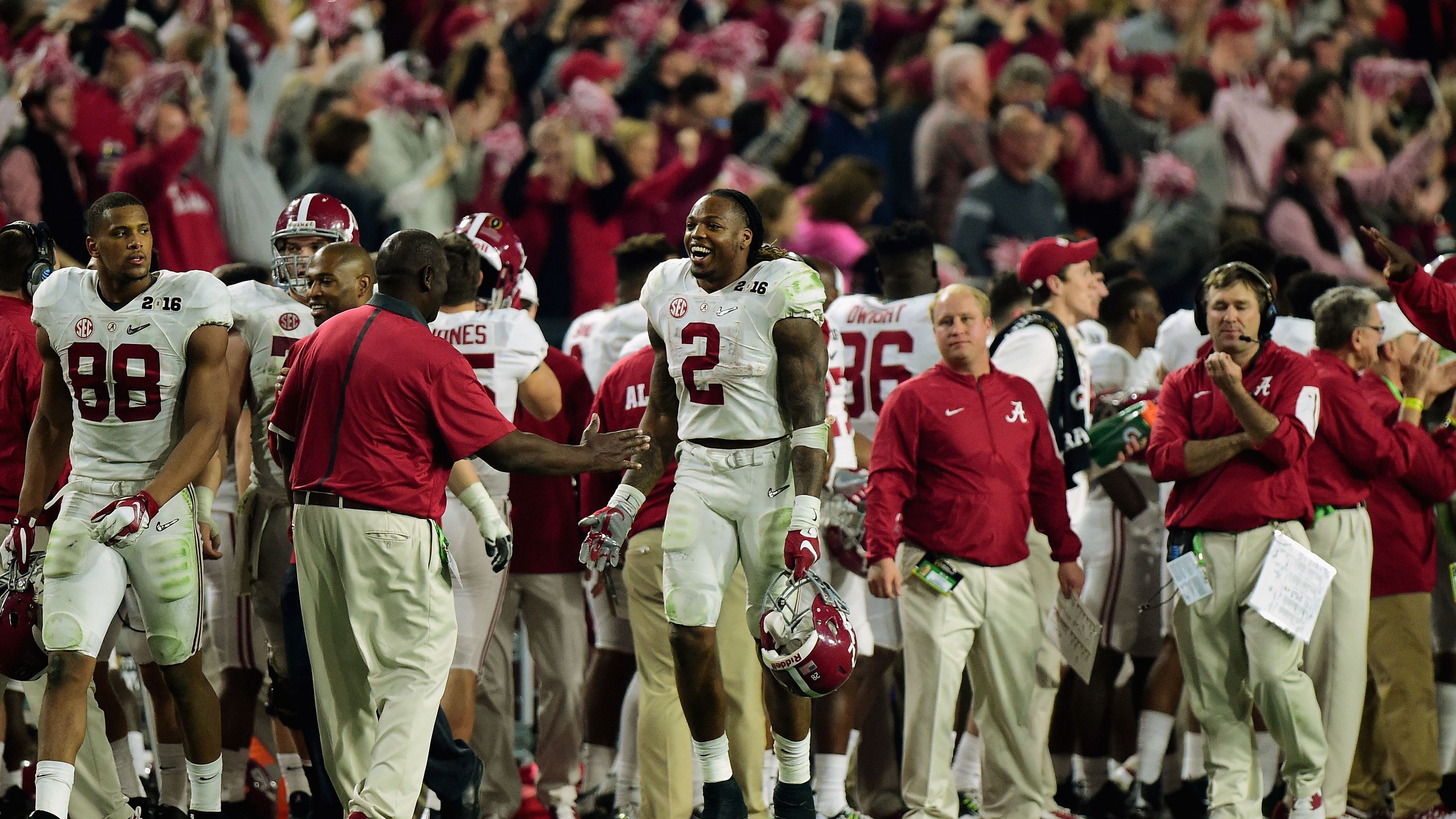 <strong>2015: Alabama Crimson Tide</strong><br>Ganze 85 Punkte gab es beim National Championship Game zwischen Alabama und Clemson. Am Ende siegte mal wieder Alabama mit 45:40. Überragender Spieler bei den Crimson Tide war damals der heutige NFL-Star Derrick Henry.