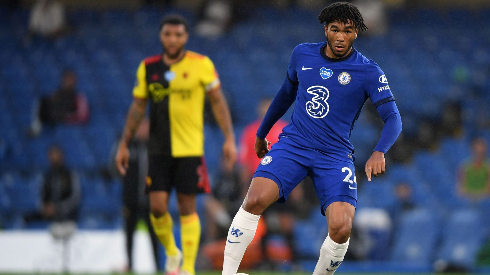 
                <strong>Reece James</strong><br>
                Eines dieser Talente, das die Transfersperre nutzte, ist Reece James. Der 20-Jährige war in der Vorsaison an Wigan ausgeliehen und startete unter Lampard durch. Der englische U21-Nationalspieler kam zu bislang 36 Einsätzen in seiner ersten vollen Saison bei den Chelsea-Profis. Der gebürtige Londoner, eigentlich gelernter Rechtsverteidiger, spielt bei den "Blues" zumeist rechts im Mittelfeld. Aufgrund der rasanten Entwicklung von James reagierten die Chelsea-Verantwortlichen im Januar 2020 und verlängerten den Vertrag des Shootingstars vorzeitig bis 2025.
              