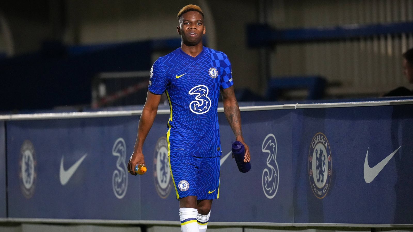 
                <strong>Charly Musonda Jr.</strong><br>
                Nicht zuletzt wegen jahrelanger Knieprobleme hat der Belgier Charly Musonda jr. seinen Durchbruch beim FC Chelsea nie geschafft. Mit nun 25 Jahren wird die Ära des offensiven Mittelfeldspielers im Sommer 2022 enden. "Es war definitiv nicht meine Entscheidung", sagte Musonda im "The Beautiful Game Podcast" über den Entschluss Chelseas, den auslaufenden Vertrag nicht mehr zu verlängern. Diese Entscheidung fiel sogar schon weit vor den nun verhängen Sanktionen. Für die Profis des FC Chelsea bestritt Musonda nur sieben Spiele, war ansonsten oft verliehen. Von 2017 an gehörte Musonda offiziell zum Profikader der "Blues", kam bereits 2012 in die Jugendabteilung der Londoner. 
              