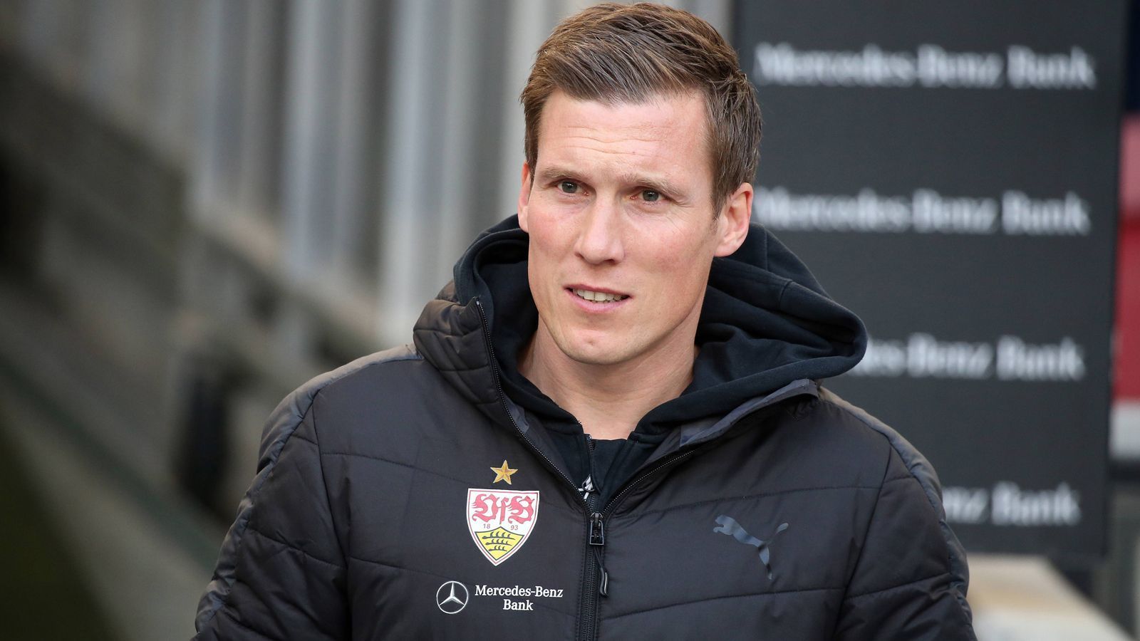 
                <strong>Hannes Wolf (zuletzt VfB Stuttgart)</strong><br>
                Auch Hannes Wolf wird als möglicher Trainerkandidat bei RB Leipzig gehandelt. Als ehemaliger Jugendtrainer von Borussia Dortmund ist er ein echter Talentschmied. Mit dem VfB Stuttgart schaffte er zudem den Wiederaufstieg in die Bundesliga. Er hat allerdings noch nicht bewiesen, im Fußball-Oberhaus zu funktionieren. Nach einem guten halben Jahr in der Bundesliga erfolgte die Trennung.
              