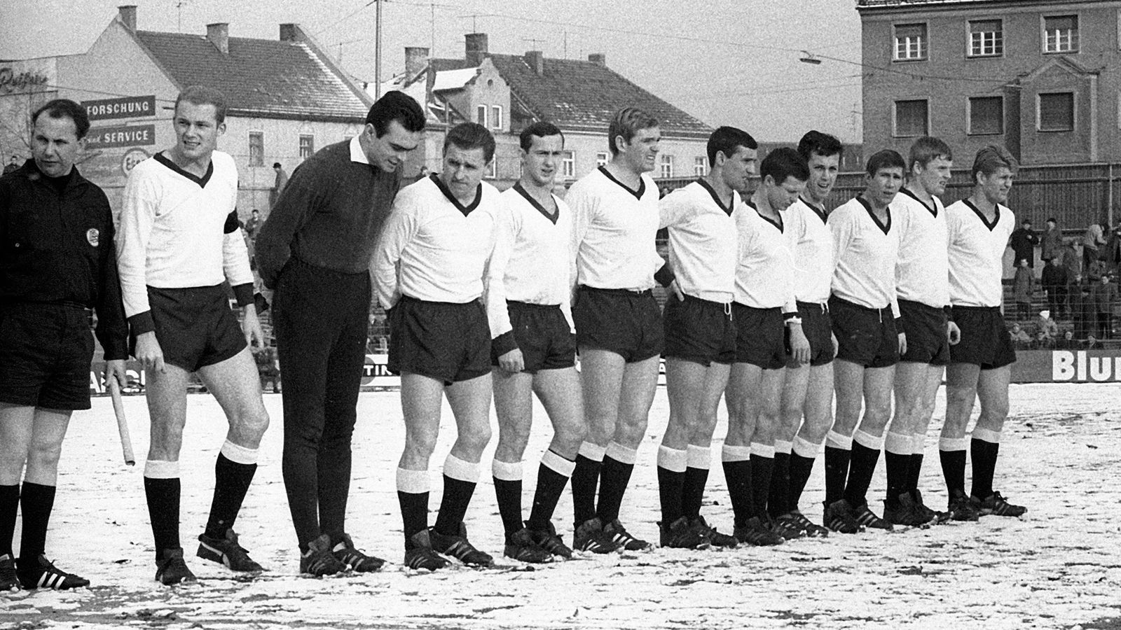 
                <strong>Borussia Neunkirchen</strong><br>
                Seit 1968 wartet die Borussia auf die Rückkehr in die Bundesliga. Damals musste Neunkirchen nach drei Jahren (mit einjähriger Unterbrechung) in die Regionalliga absteigen und kam seitdem nie mehr auf die Beine. Daran ändern auch drei Zweitliga-Jahre in den 70er- und 80-er Jahren nichts. Seit dem neuen Jahrtausend spielte Neunkirchen in der Oberliga. Mit dem Abstieg aus der Oberliga Rheinland-Pfalz/Saar 2017/18 versank der Klub endgültig in der Bedeutungslosigkeit.
              