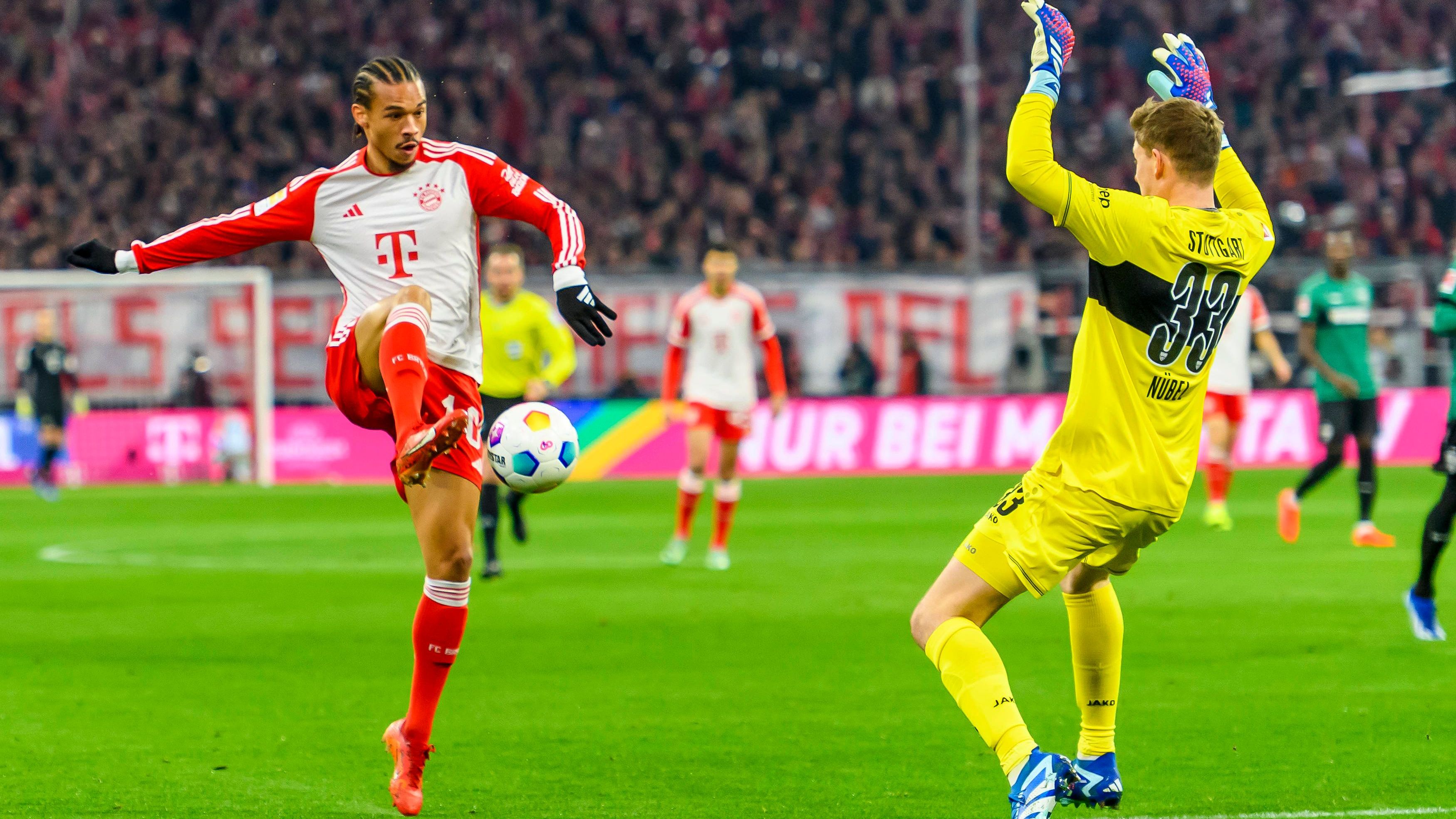 <strong>Leroy Sane</strong><br>Auffälligster Akteur bei den Bayern in der ersten Halbzeit. Begeistert immer wieder mit feiner Ballbehandlung. Bereitet das 1:0 vor, vergibt aber große Chancen in der 28. und 36. Minute. Kommt in der zweiten Hälfte nicht mehr so sehr zum Zug. <em><strong>ran-</strong></em><strong>Note: 3</strong>