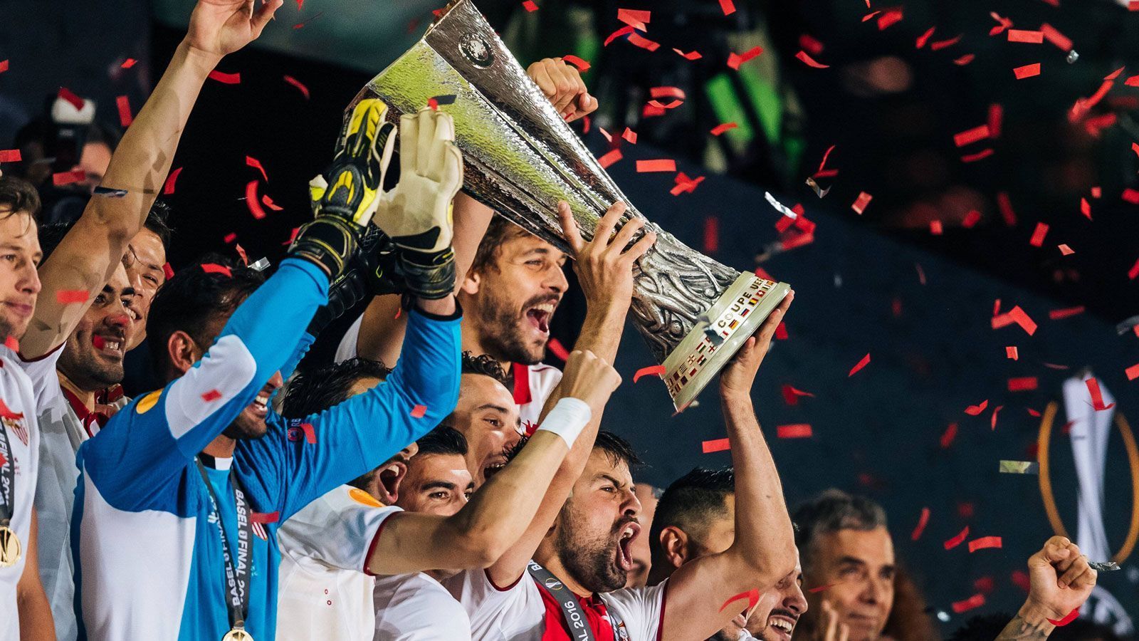 
                <strong>Sieg in der Europa-League 2015/16</strong><br>
                Aller guten Dinge sind drei: Auch 2016 heißt der Gewinner der Europa-League FC Sevilla. Gegen den von Jürgen Klopp trainierten FC Liverpool drehen die Andalusier das Endspiel in der zweiten Hälfte und gewinnen am Ende verdient mit 3:1.
              