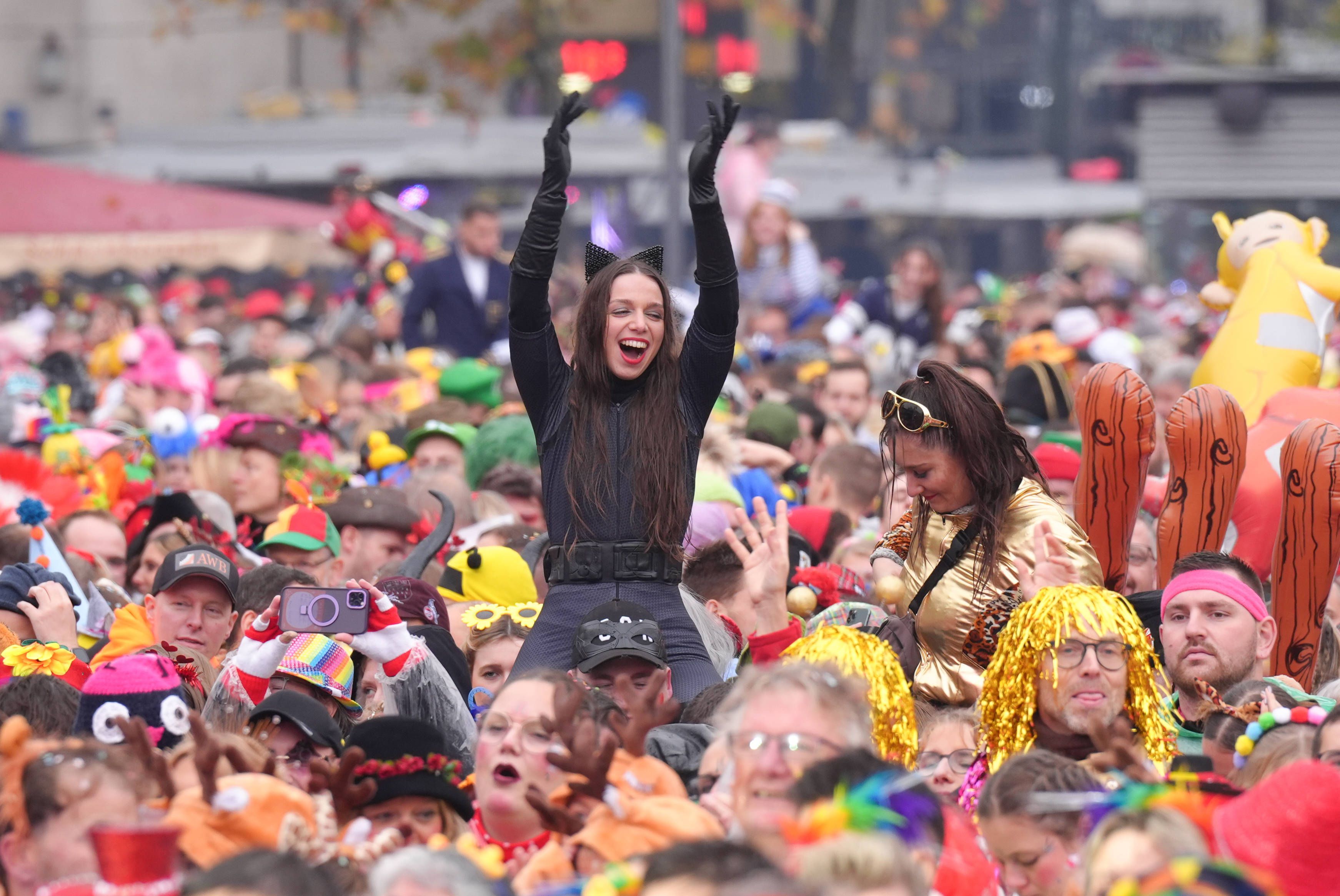 Die Stimmung auf den Kölner Straßen ist gewohnt ausgelassen.