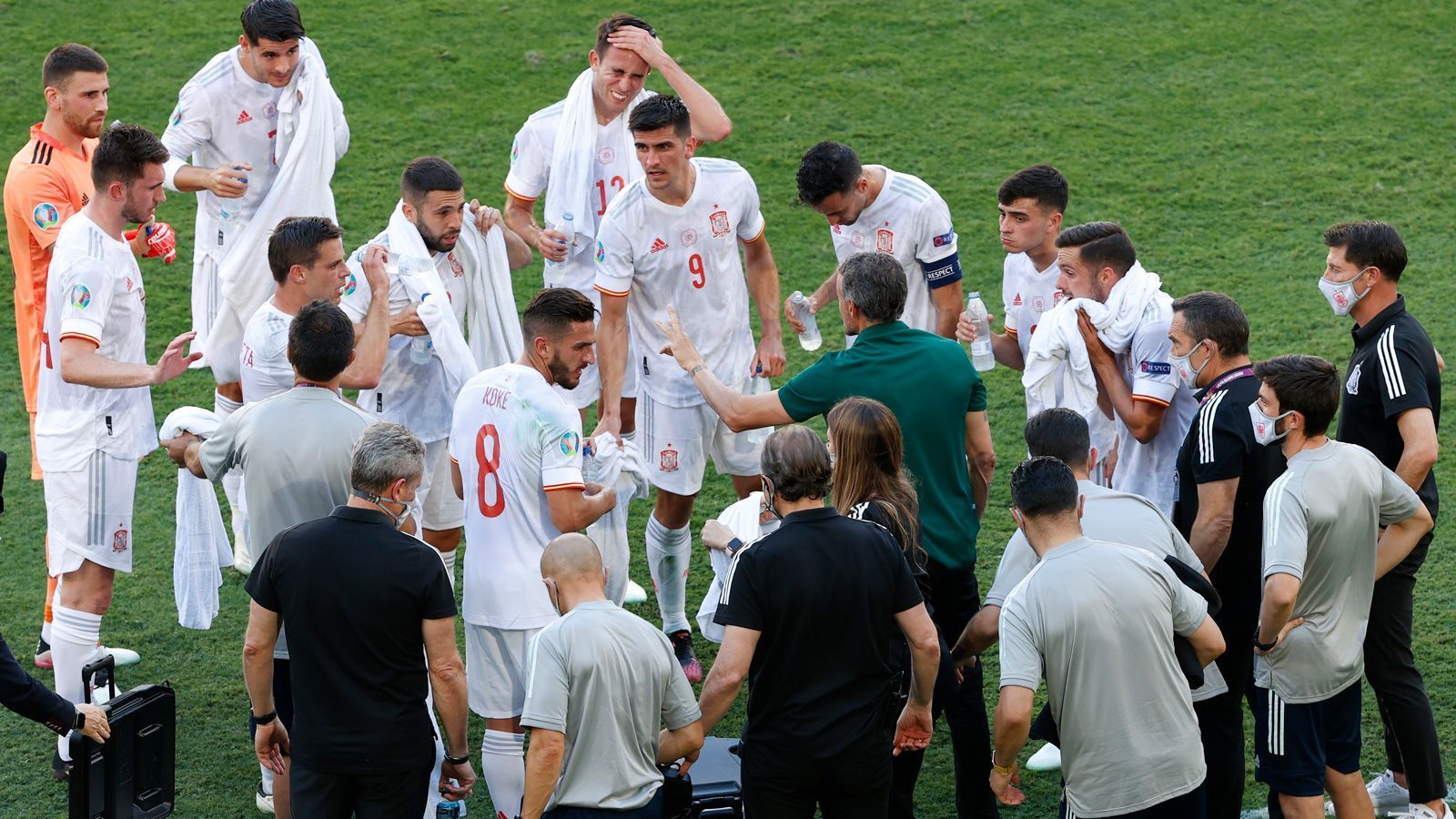 
                <strong>Grund 5: Spanien brauchte auch früher schon etwas Anlauf</strong><br>
                Als Spanien 2010 in Südafrika Weltmeister wurde, startete der amtierende Europameister mit einem 0:1 gegen die Schweiz in das Turnier. Nach einem knappen 2:0 gegen Honduras und einem 2:1 gegen Chile sicherte sich Spanien gerade so punktgleich mit Chile den Gruppensieg und kam erst in der K.o.-Runde so richtig in Fahrt. Bei der EM zwei Jahre später gab es zum Auftakt ein 1:1 gegen Italien, im abschließenden Gruppenspiel war Kroatien lange Zeit die bessere Mannschaft, aber Jesus Navas sicherte in der 88. Minute den spanischen Sieg. Wenig später verteidigte Spanien dann seinen Europameistertitel. Bei beiden Turnieren startete Spanien also schwer, holte aber am Ende den Titel. Klappt das diesmal wieder?
              