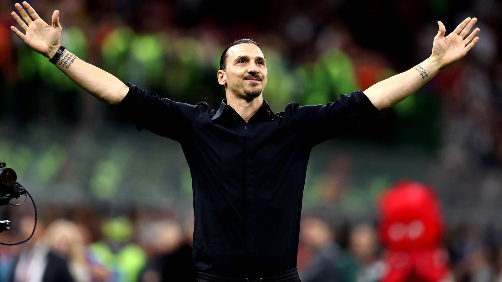 
                <strong>Zlatan Ibrahimovic: Die besten Sprüche</strong><br>
                Unter Tränen hat Stürmerstar Zlatan Ibrahimovic von der AC Mailand seinen Rücktritt vom Profi-Fußball bekanntgegeben. Der 41-Jährige beendet damit eine Bilderbuch-Karriere voller Highlights - nicht nur sportlicher Natur. Allein über seine Sprüche könnte man mehrere Kapitel schreiben. ran hat die besten Zitate gesammelt.
              