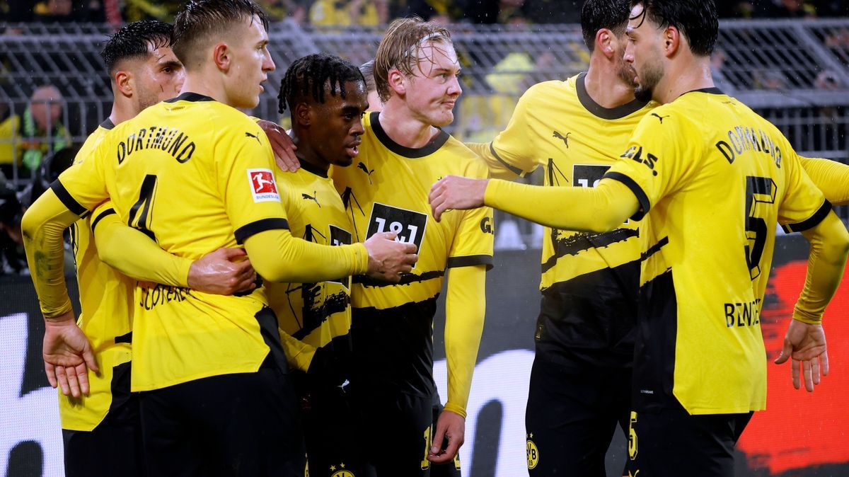 BYNOE GITTENS Jamie Team BVB jubelt nach seinem Tor zum 3 : 2 mit BRANDT und SCHLOTTERBECK DFL Fussball Bundesliga Saison 2023 - 2024 Spiel Borussia Dortmund - Borussia Moenchengladbach am 25.11.20...