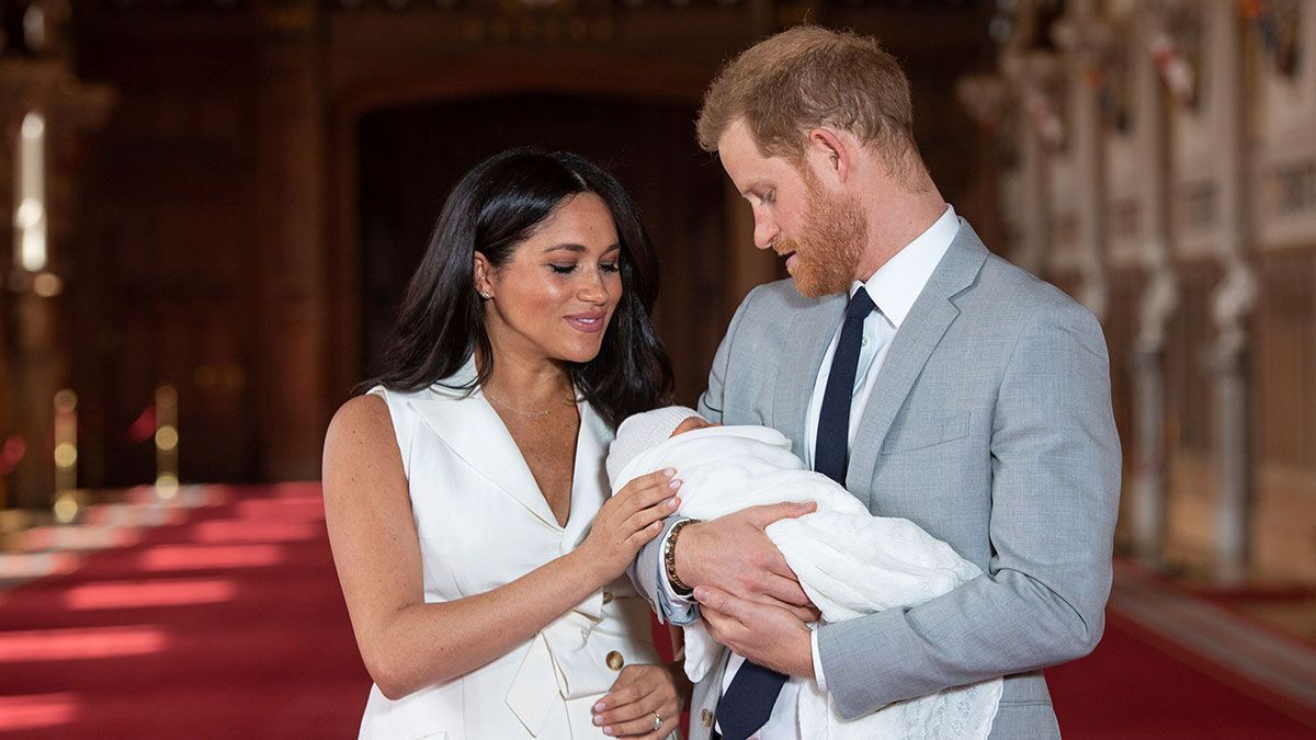 Frischgebackene Eltern: Am 06.05.2019 wird der Sohn von Harry und Meghan, Archie Harrison Mountbatten-Windsor, geboren. Er trägt keinen Adelstitel.