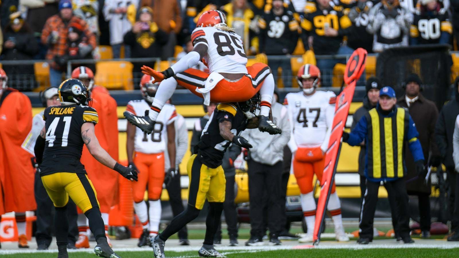 <strong>Cleveland Browns </strong><br>
                • Jahre seit dem jüngsten Playoff-Sieg: 4<br>• Datum des jüngsten Playoff-Siegs: 10. Januar 2021<br>• Runde: Wild Card Round<br>• Gegner: Pittsburgh Steelers (48:37)