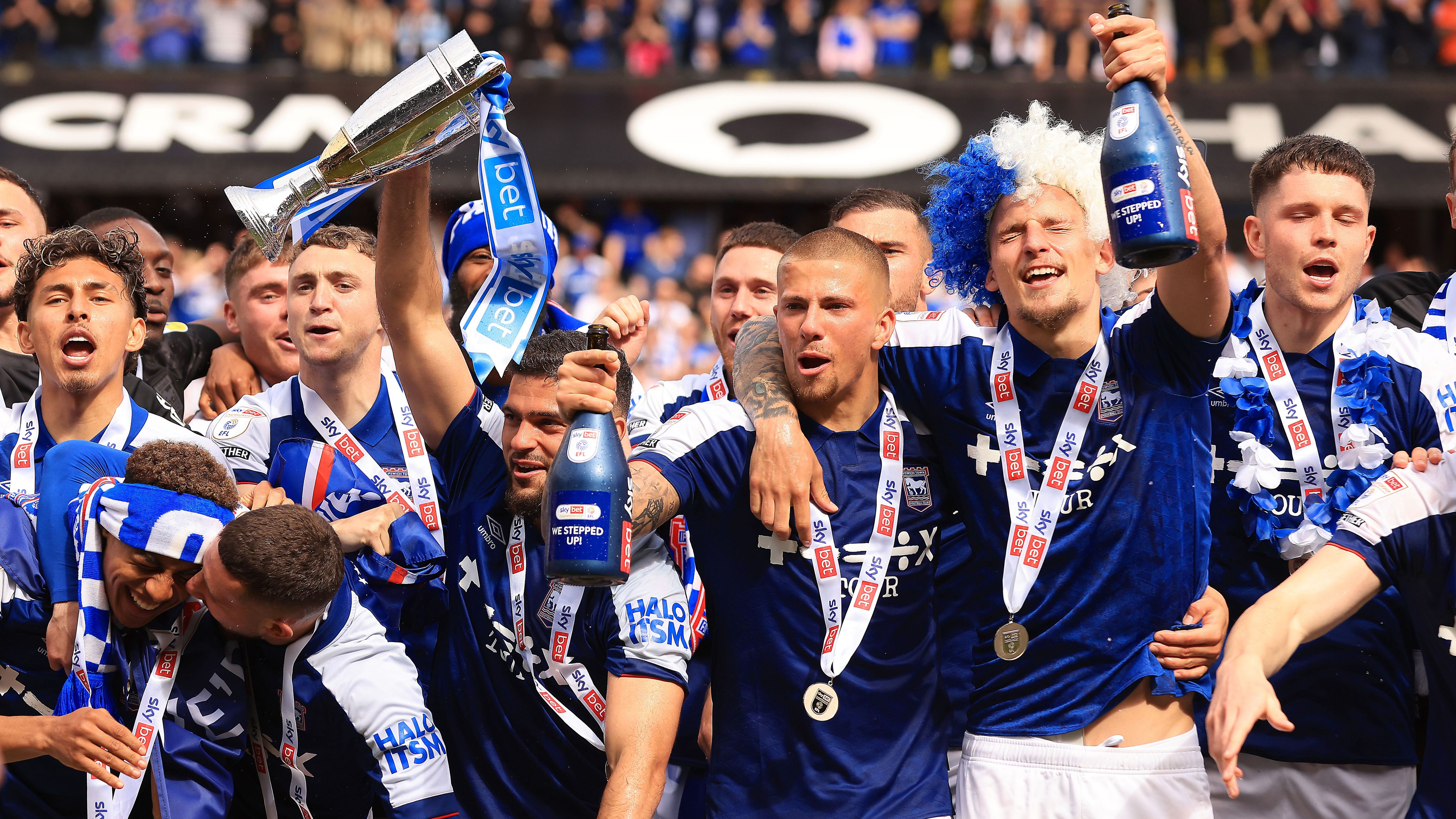 <strong>Ipswich Town (England)</strong><br>Hinter Leicester durfte sich Ipswich Town als Tabellenzweiter der Championship über den direkten Aufstieg in die Premier League freuen. Für den Klub ist es nach 22 Jahren die Rückkehr in Englands Fußball-Oberhaus. Über den Aufstieg von Ipswich freute sich vor allem auch der britische Sänger Ed Sheeran, der als Riesenfan des Vereins gilt, dem der direkte Durchmarsch gelang.&nbsp;