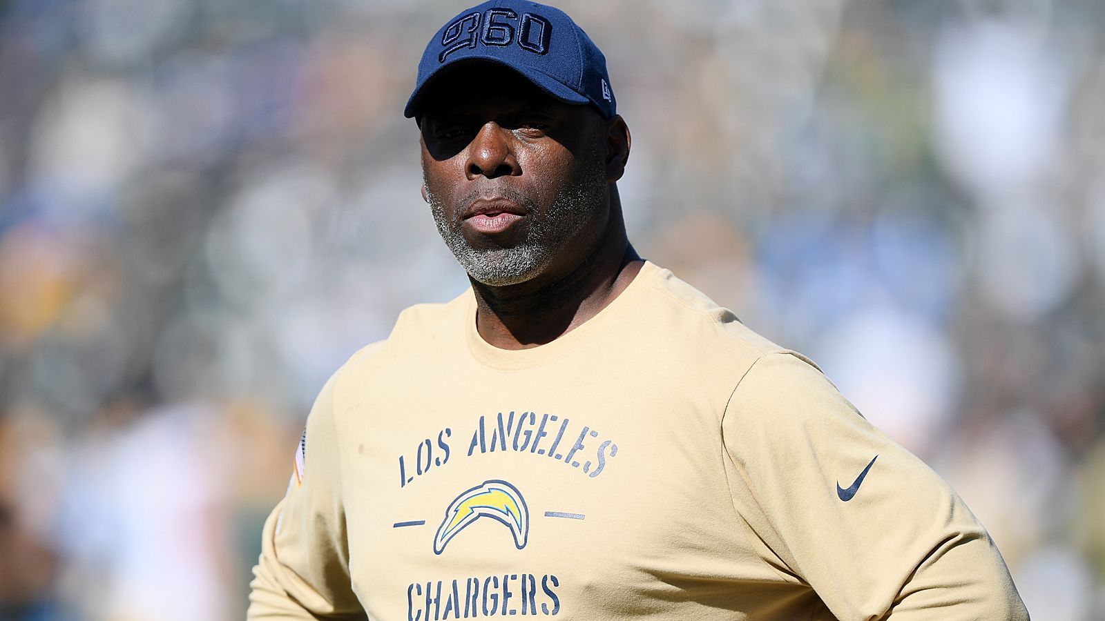 
                <strong>Anthony Lynn (Los Angeles Chargers)</strong><br>
                2019 war eine auf ganzer Linie enttäuschende Saison für die Los Angeles Chargers - und für Anthony Lynn. Der Absturz von 2018 (12-4) auf 2019 (5-11) war heftig, auch in Anbetracht der Qualität, die vorhanden ist. Die Chargers haben als Reaktion auf die erste negative Saison in drei Jahren unter Lynn mit einer Vertragsverlängerung reagiert, Lynn unterschrieb bis Ende 2021. Hat er dadurch mehr Rückhalt? Für's Erste ja, doch angesichts der Ansprüche kann sich das schnell ändern.
              