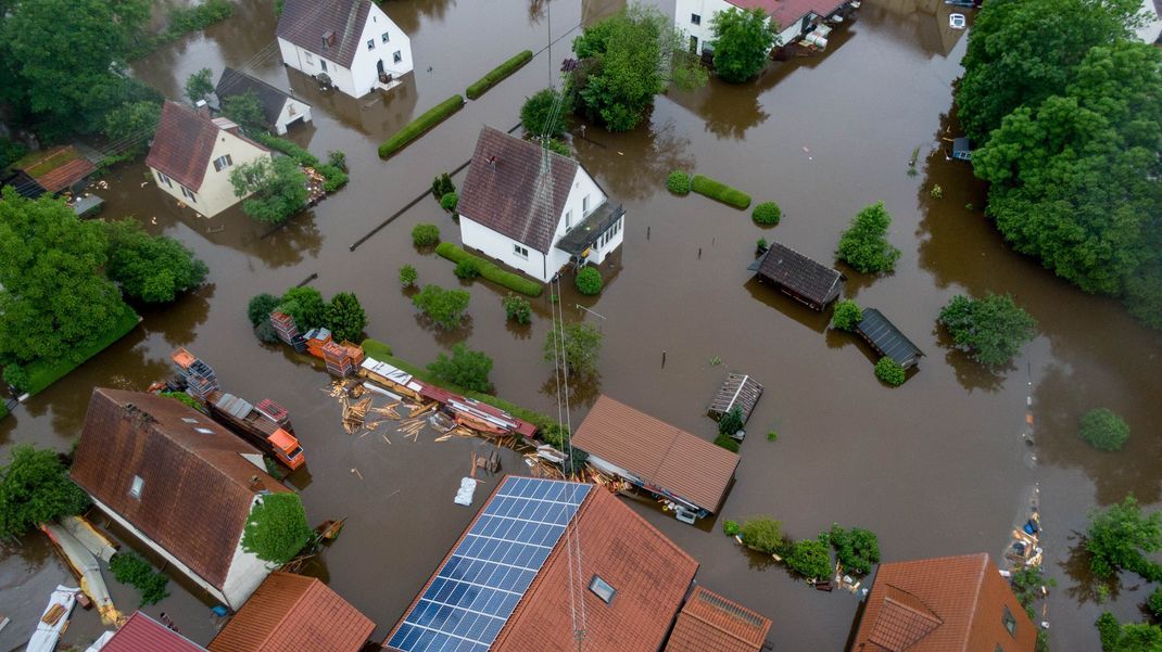 In Dinkelscherben im Landkreis Augsburg steht ein Großteil des Ortes unter Wasser.