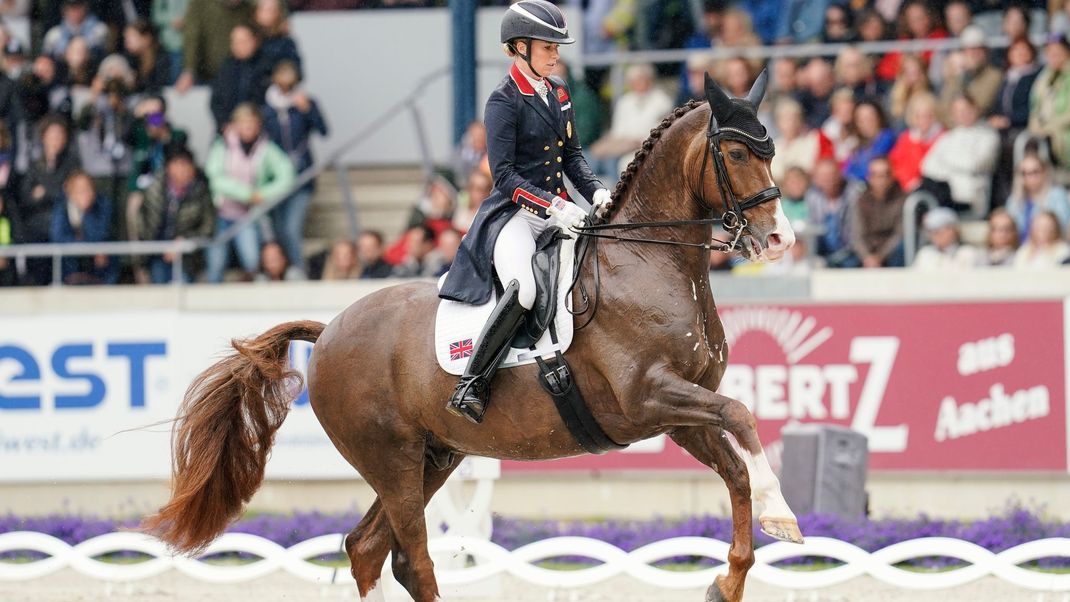 Die dreimalige Dressur-Olympiasiegerin Charlotte Dujardin aus Großbritannien hat sich überraschend von den Olympischen Spielen in Paris zurückgezogen.