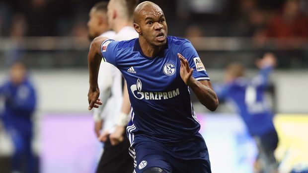 
                <strong>Innenverteidiger - Naldo (FC Schalke 04)</strong><br>
                Eigentlich ist Naldos Kernkompetenz das Verteidigen. Doch in der Hinrunde war Schalkes Brasilianer auch vor dem gegnerischen Tor eiskalt. So erzielte der 35-Jährige beim epischen Derby in Dortmund den 4:4-Ausgleich der "Knappen" und zuletzt auch den 2:2-Ausgleich beim Gastspiel in Frankfurt. Naldo hat aber natürlich auch einen großen Anteil daran, dass S04 in der Hinrunde nur 21 Gegentreffer hinnehmen musste und mit 30 Punkten ein hervorragendes Halbjahr spielte.
              