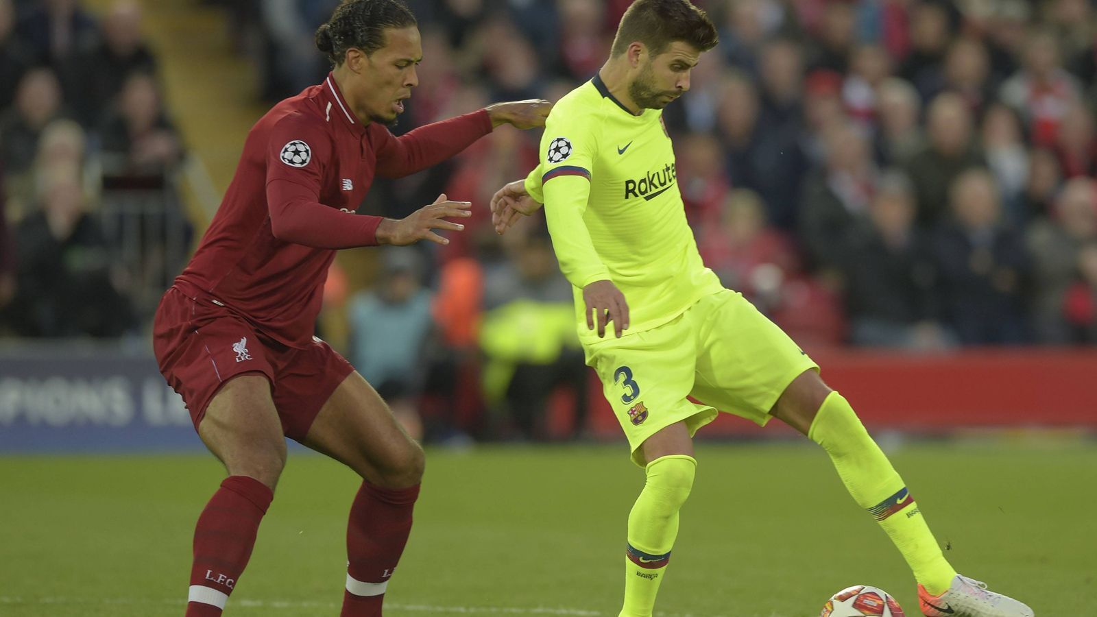 
                <strong>Gerard Piqué</strong><br>
                Ist in der stürmischen Anfangsphase nicht immer auf der Höhe, sieht vor allem vor dem Gegentor ungelenk aus. Danach mit starken Szene, vor dem 0:3 aber nicht konsequent genug, lässt Wijnaldum nach einem Missverständnis mit Lengelt unbedrängt köpfen. Kann das 0:4 auch nicht verhindern, reagiert zu spät. ran-Note: 4
              