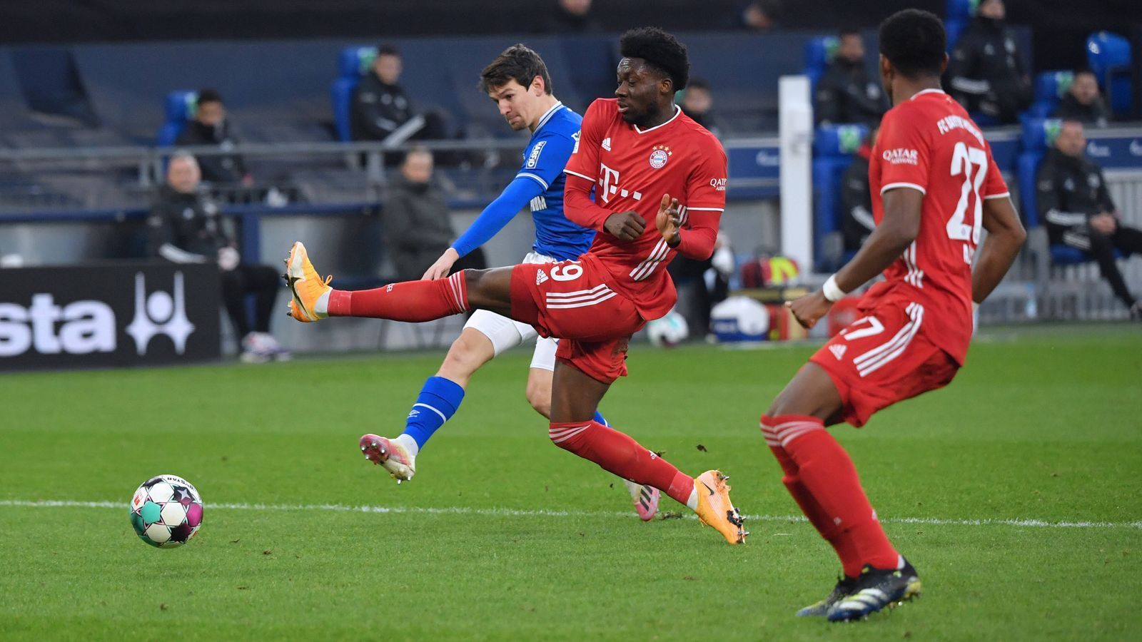 
                <strong>Alphonso Davies</strong><br>
                Verliert seinen Gegenspieler Raman zu Beginn ein wenig aus den Augen, im Lauf der ersten Halbzeit dann defensiv tadellos. Im Spiel nach vorne liefert der Kanadier ein fahriges Spiel ab und sorgt immer wieder für Ballverluste. In der 68. Minute kommt Hernández für ihn ins Spiel. ran.de-Note: 4
              