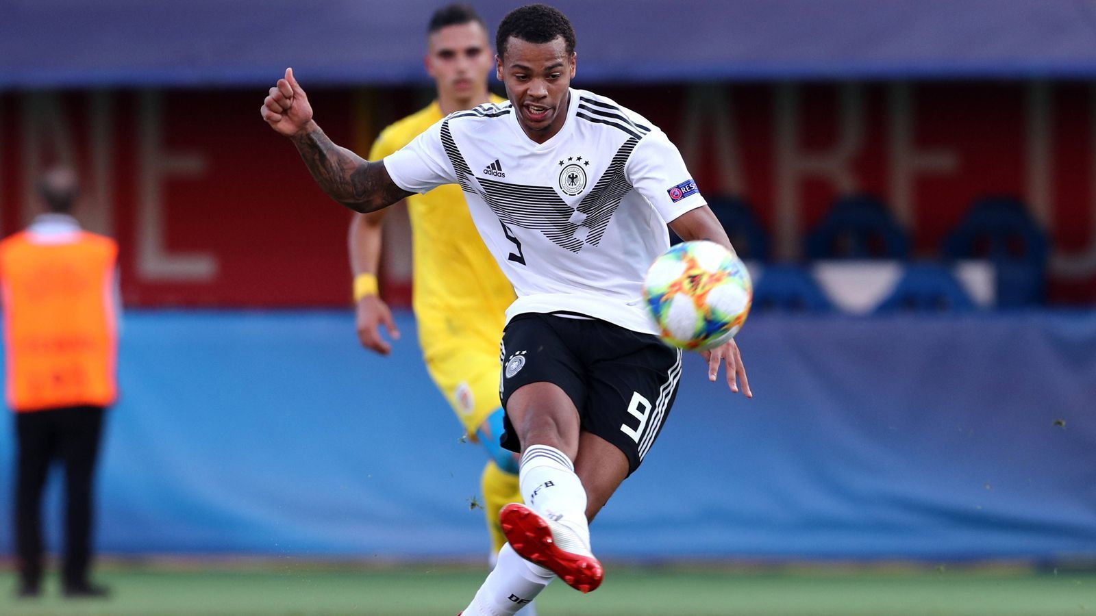 
                <strong>Sturm: Lukas Nmecha</strong><br>
                Nmecha ist ein weiterer Spieler aus dem aktuellen Aufgebot der U21-Europameisterschaft (2 Einsätze), der auch zukünftig für die U21 spielen darf. Der 20-jährige gebürtige Hamburger spielt für die U23 von Manchester City, durchlief in England von der U16 bis zur U21 alle Nachwuchs-Nationalmannschaften, wechselte dann allerdings zum DFB.
              