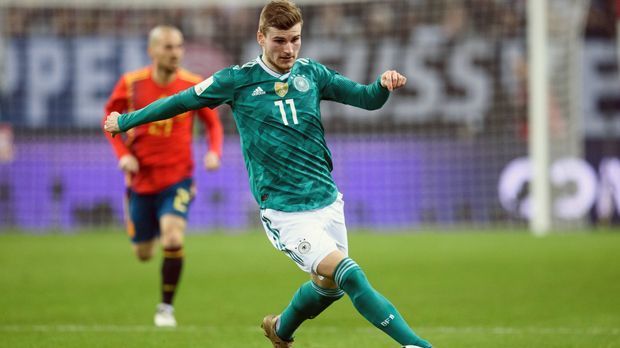 
                <strong>Timo Werner (RB Leipzig)</strong><br>
                Ein spielstarker Neuner statt einem Strafraumstürmer - diese Spielidee hat sich schon vor vier Jahren als wegweisend für Deutschlands WM-Titel erwiesen. Und 2018 hat Leipzigs Timo Werner die besten Karten, den einzigen Stürmer im 4-2-3-1- oder 4-5-1-System zu geben. Nach guten Leistungen während der WM-Quali, präsentierte sich der 22-Jährige vor allem zum Ende der Bundesliga-Saison 2017/18 bärenstark. Vier Scorerpunkte an den letzten zwei Bundesliga-Spieltagen runden eine gute Werner-Saison ab, die ihn direkt in Deutschlands WM-Startelf katapultiert. 
              