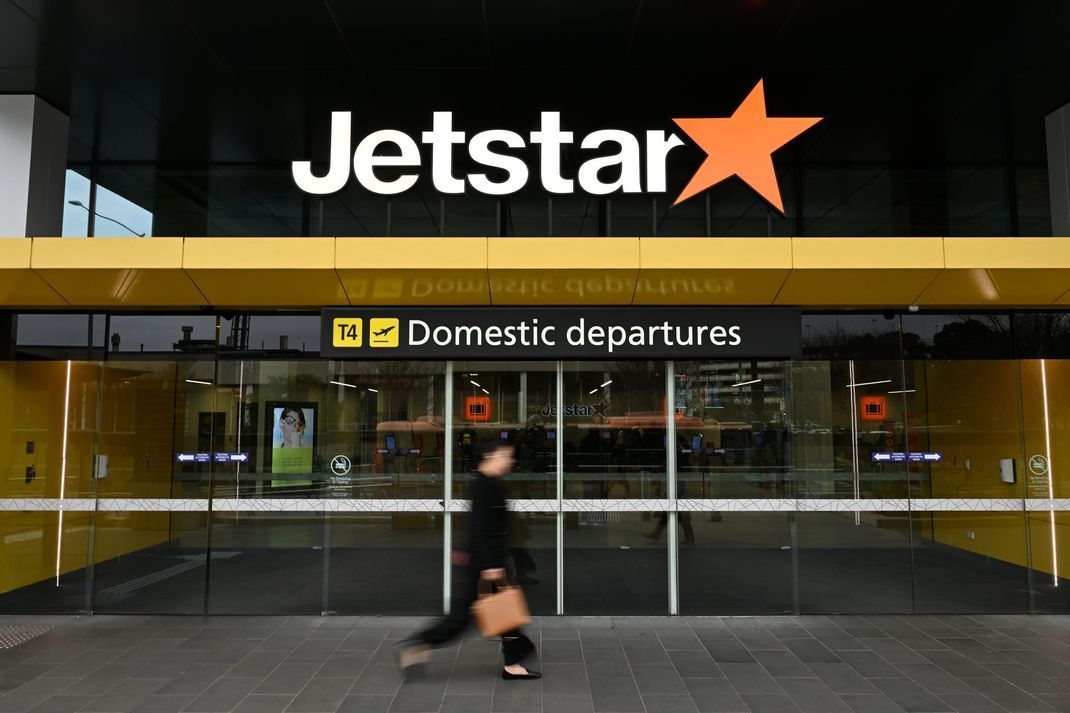 In einer Maschine der Airline Jetstar konnten Passagiere den Jugendlichen überwältigen. (Symbolbild)