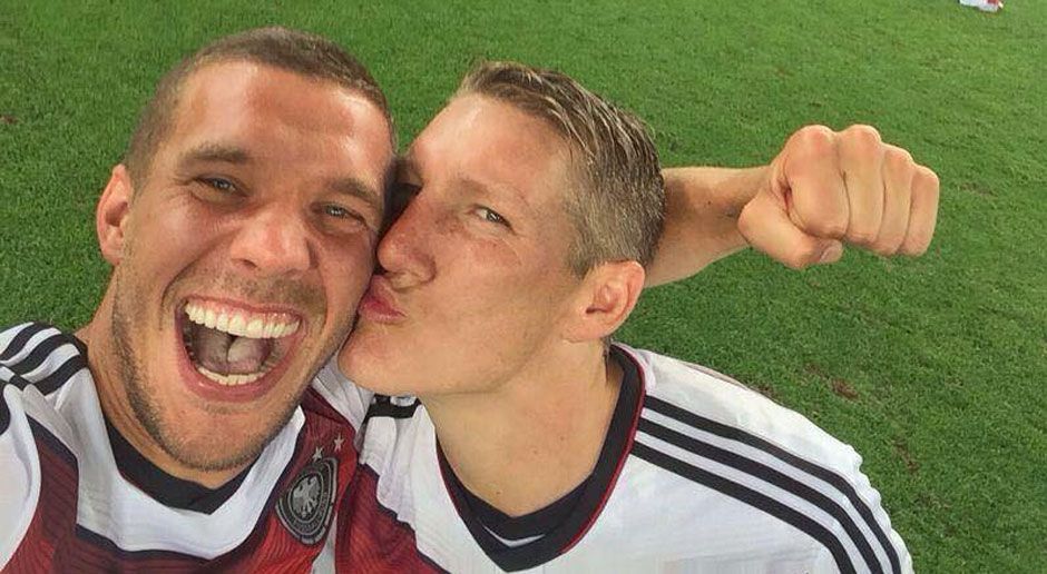 
                <strong>Lukas Podolski und Bastian Schweinsteiger</strong><br>
                Der Klassiker unter den Fußballerfreundschaften: "Poldi" und "Schweini" lernen sich 2004 kennen, seitdem sind die beiden Kicker ein Herz und eine Seele. Bei der Nationalmannschaft und beim FC Bayern München spielen sie jahrelang Seite an Seite. Der Höhepunkt: Der Gewinn des WM-Titels 2014! "Eine Freundschaft, wie es sie nicht oft gibt im Leben", konstatiert Podolski zum Nationalmannschaftsabschied seines Kumpels.
              