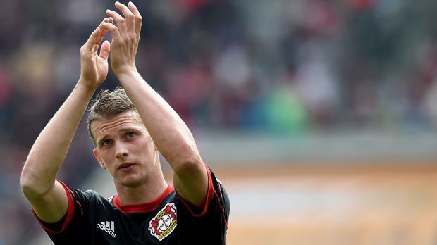 
                <strong>Lars Bender (Bayer 04 Leverkusen)</strong><br>
                Bayer 04 Leverkusen hat nach dem Karriereende von Simone Rolfes Lars Bender als neuen Spielführer ernannt. Bereits in der vergangenen Saison war er der Stellvertreter von Rolfes. Nun tritt der 26-Jährige die Nachfolge an. Als sein Stellvertreter steht Ömer Toprak bereit.
              